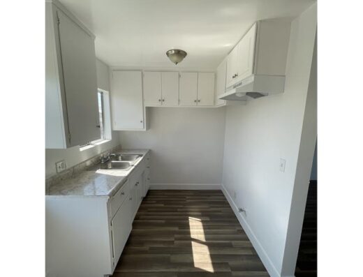 2 Bedroom Apartment 976 W 46Th St in Los Angeles, CA 90037