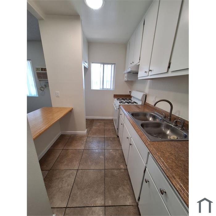 Studio Apartment 6815 Kelvin Ave in Winnetka