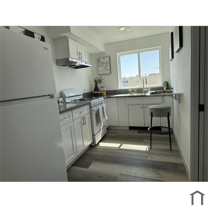 1 Bedroom Apartment 2837 San Marino St in Los Angeles