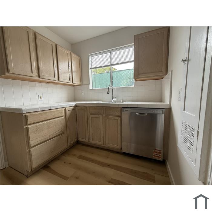 900203_a81c753219884fa890136c4425a00dee